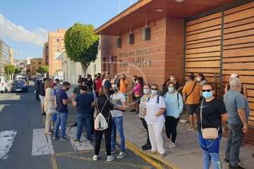 Protesta de los trabajadores del Paco Artiles y encuentro al aire libre con el alcalde en Arnao/TA.